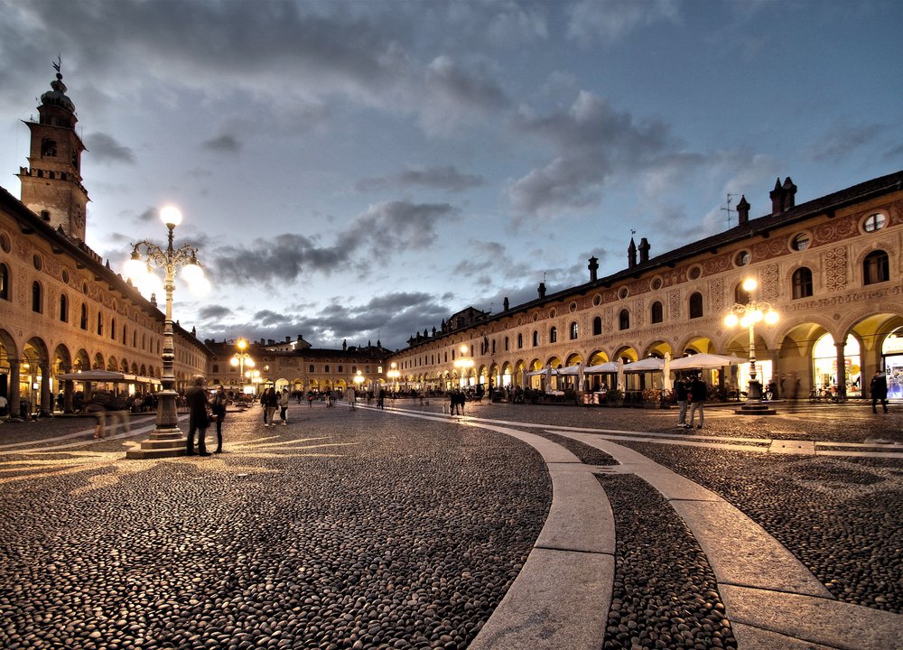 Vigevano, Piazza Ducale